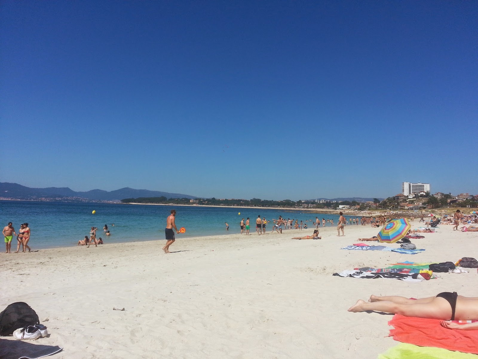 Foto av Vao Strand och dess vackra landskap