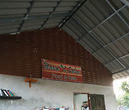 moomsabai food & drink on the rock photo