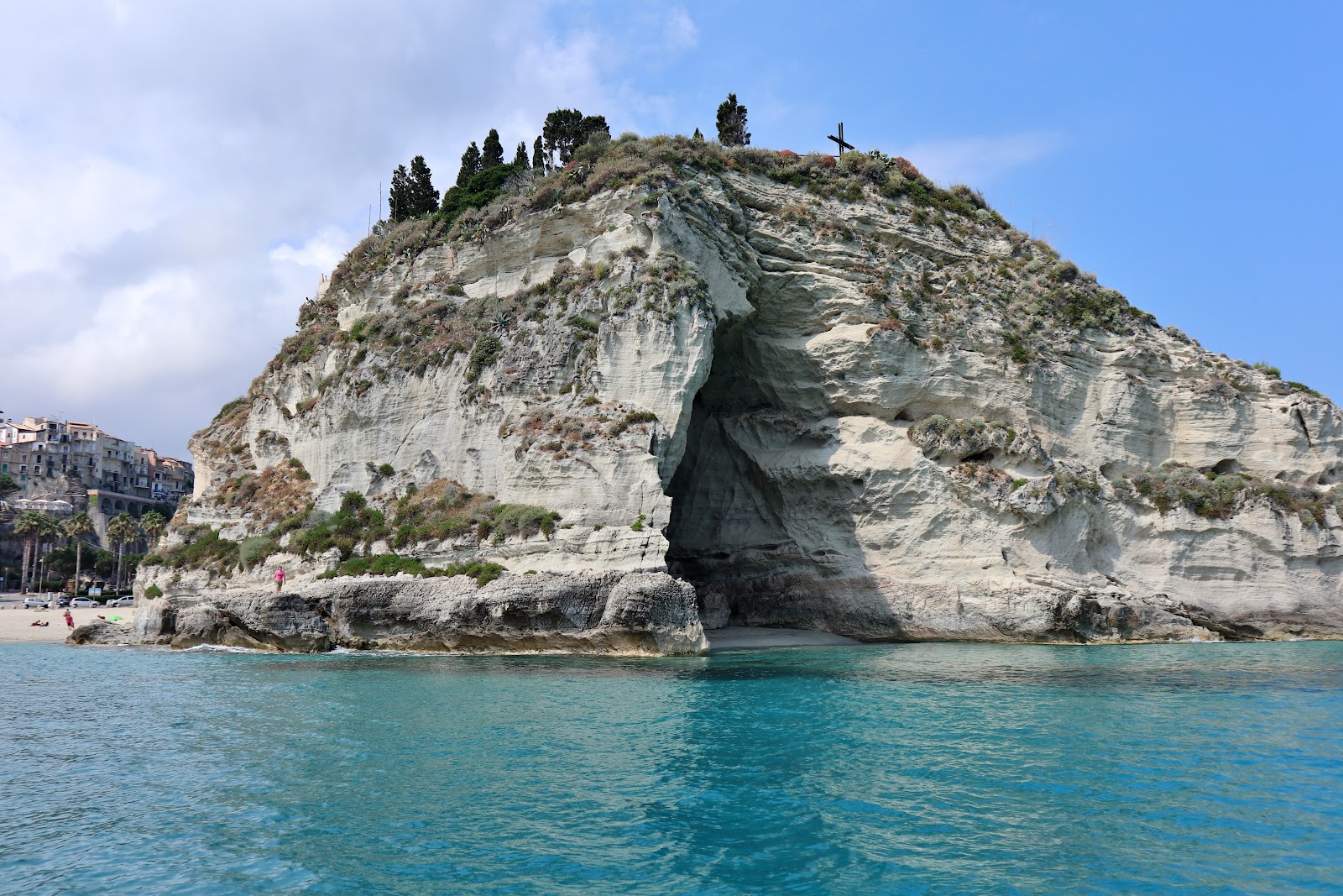 Grotta del Palombaro'in fotoğrafı dağlarla çevrili