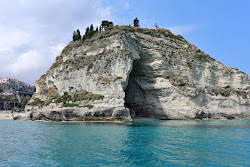 Grotta del Palombaro'in fotoğrafı dağlarla çevrili