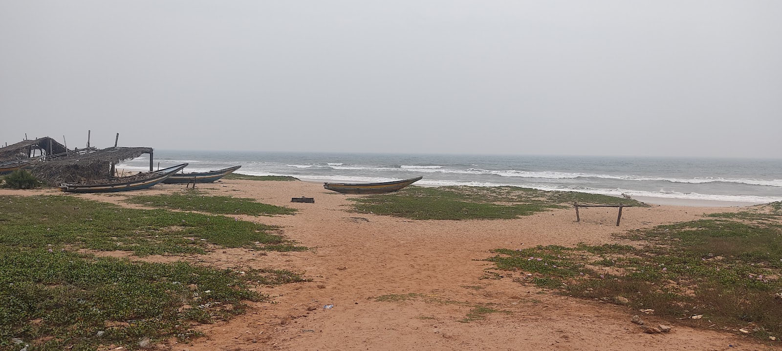 Photo de Rajavaram Beach avec un niveau de propreté de partiellement propre