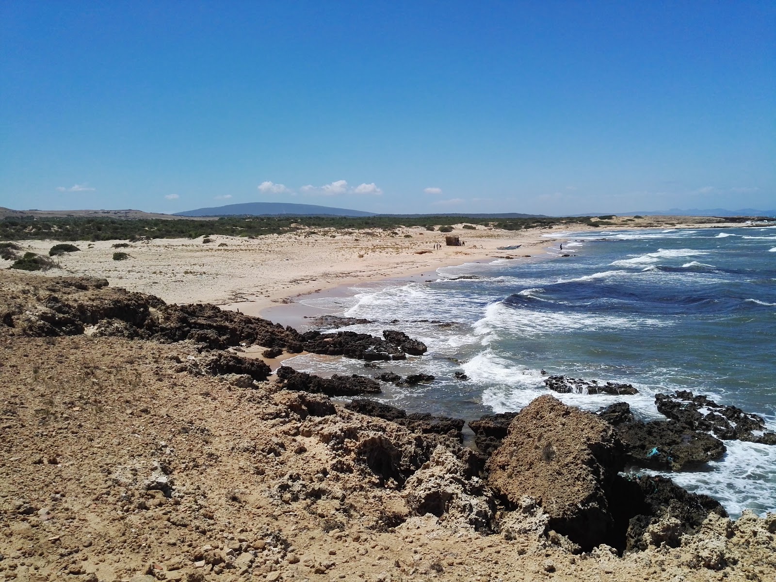 Foto de Plaz Bir Ezzadi com areia brilhante superfície