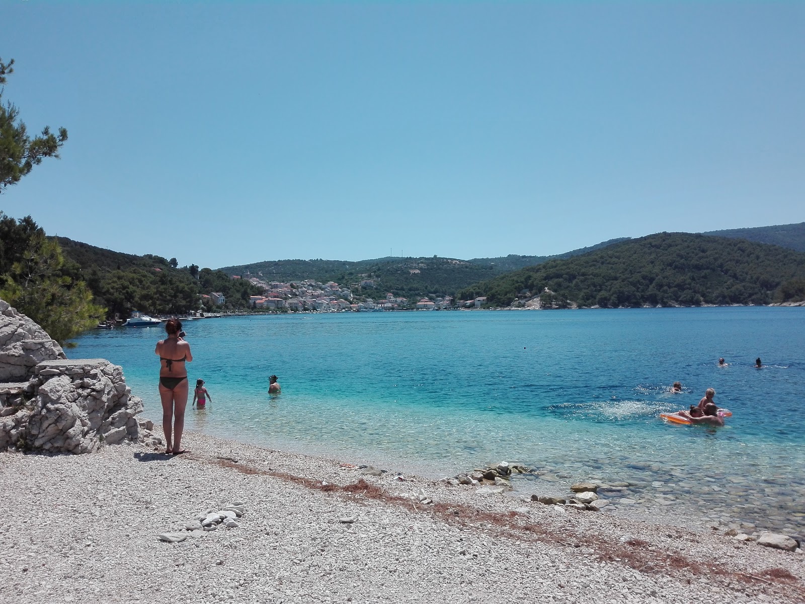 Foto di Rt Povlja beach con una superficie del ciottoli beige