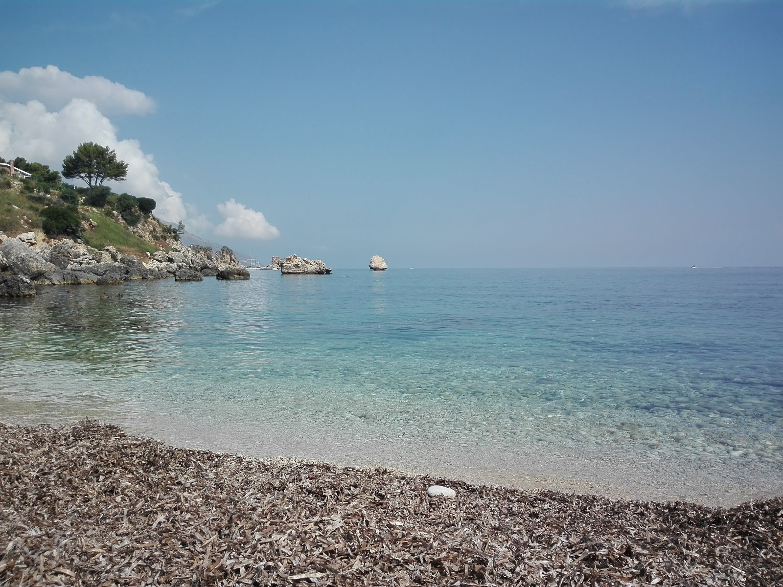 Cala Lu Grecu'in fotoğrafı dağlarla çevrili
