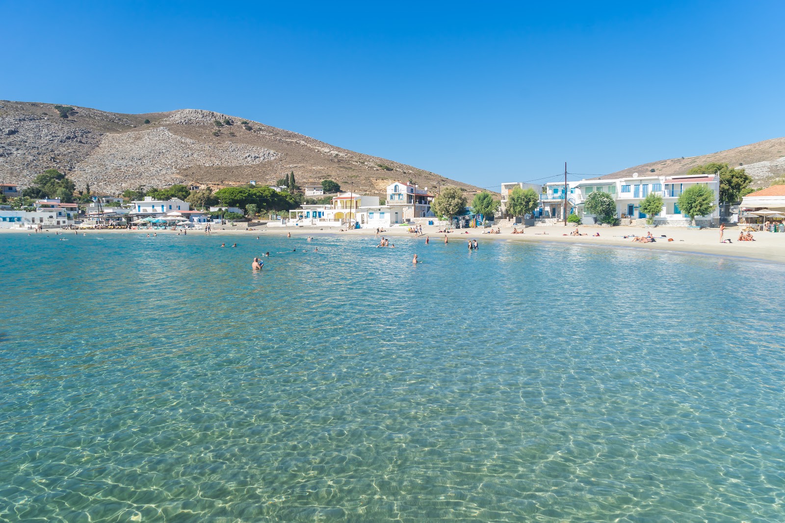 Foto van Pserimos Strand met turquoise puur water oppervlakte