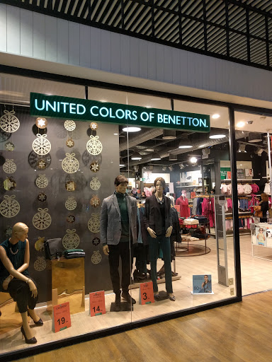 Stores to buy benetton children's clothing Seville