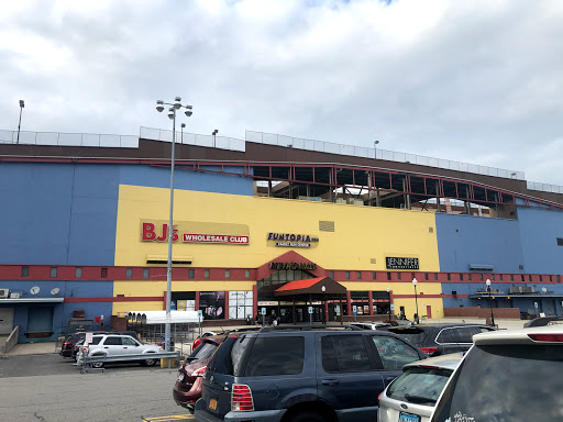 Shopping Mall «Metro Mall-Middle Village», reviews and photos, 6626 Metropolitan Ave, Middle Village, NY 11379, USA