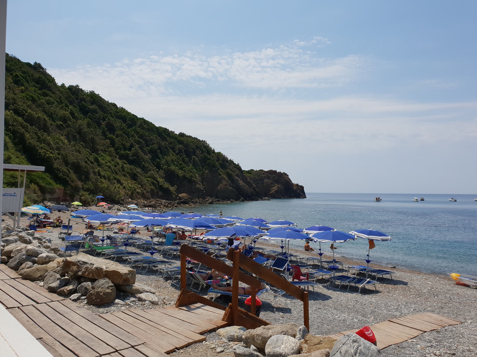 Foto van Calamoresca Beach ondersteund door kliffen