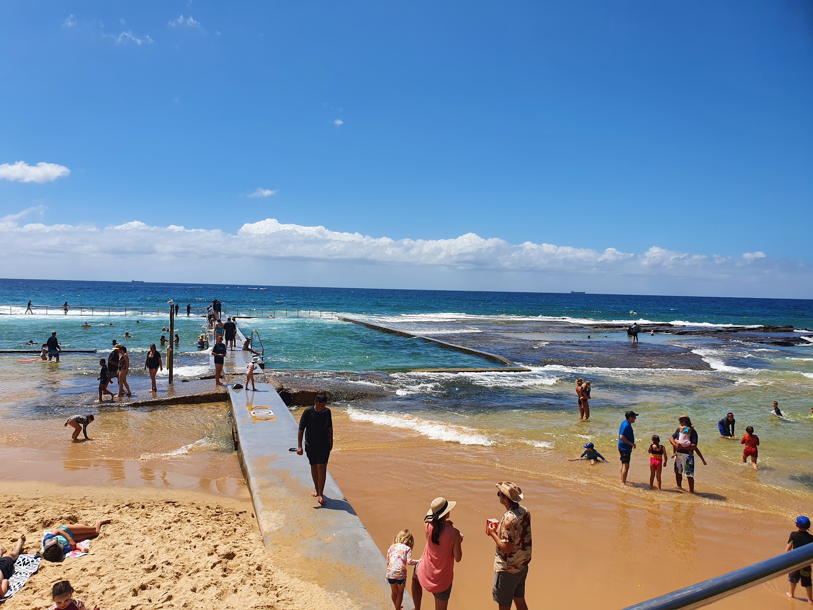 Photo de Austinmer Beach entouré de montagnes
