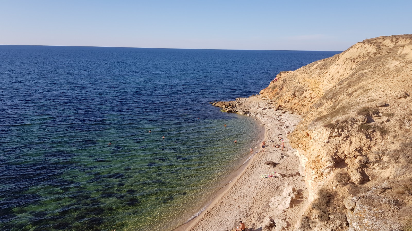 Foto di Plyazh Mezhvodnoye II con una superficie del sabbia beige