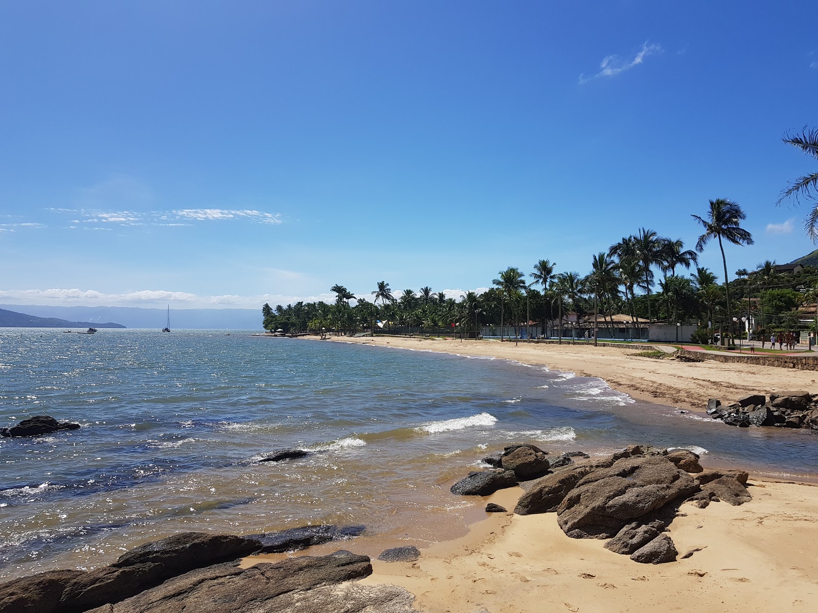 Foto di Praia de Itaquanduba con una superficie del sabbia beige