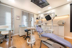 Dentista | Clínica Integrada | Invisalign | Implante Dentário | Alinhador invisível image