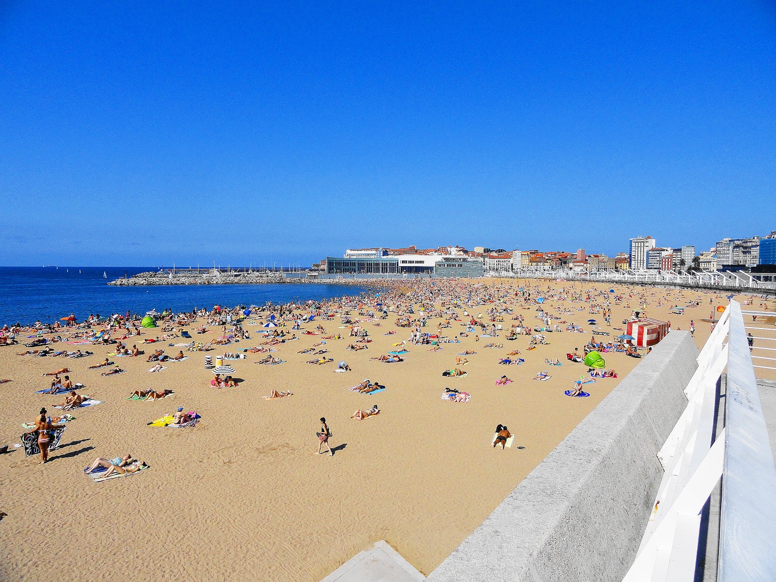 Foto von Playa de Poniente mit feiner beiger sand Oberfläche