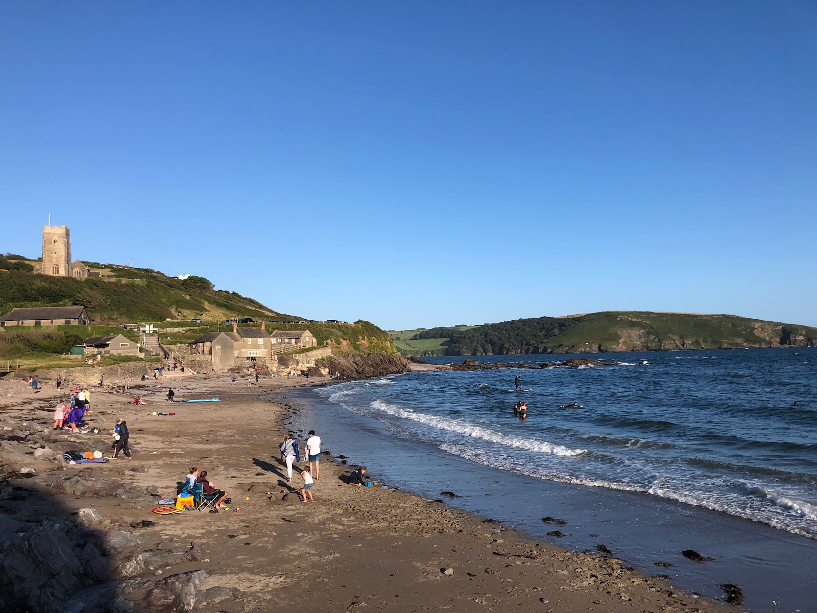Fotografie cu Wembury beach cu o suprafață de nisip beige și pietre
