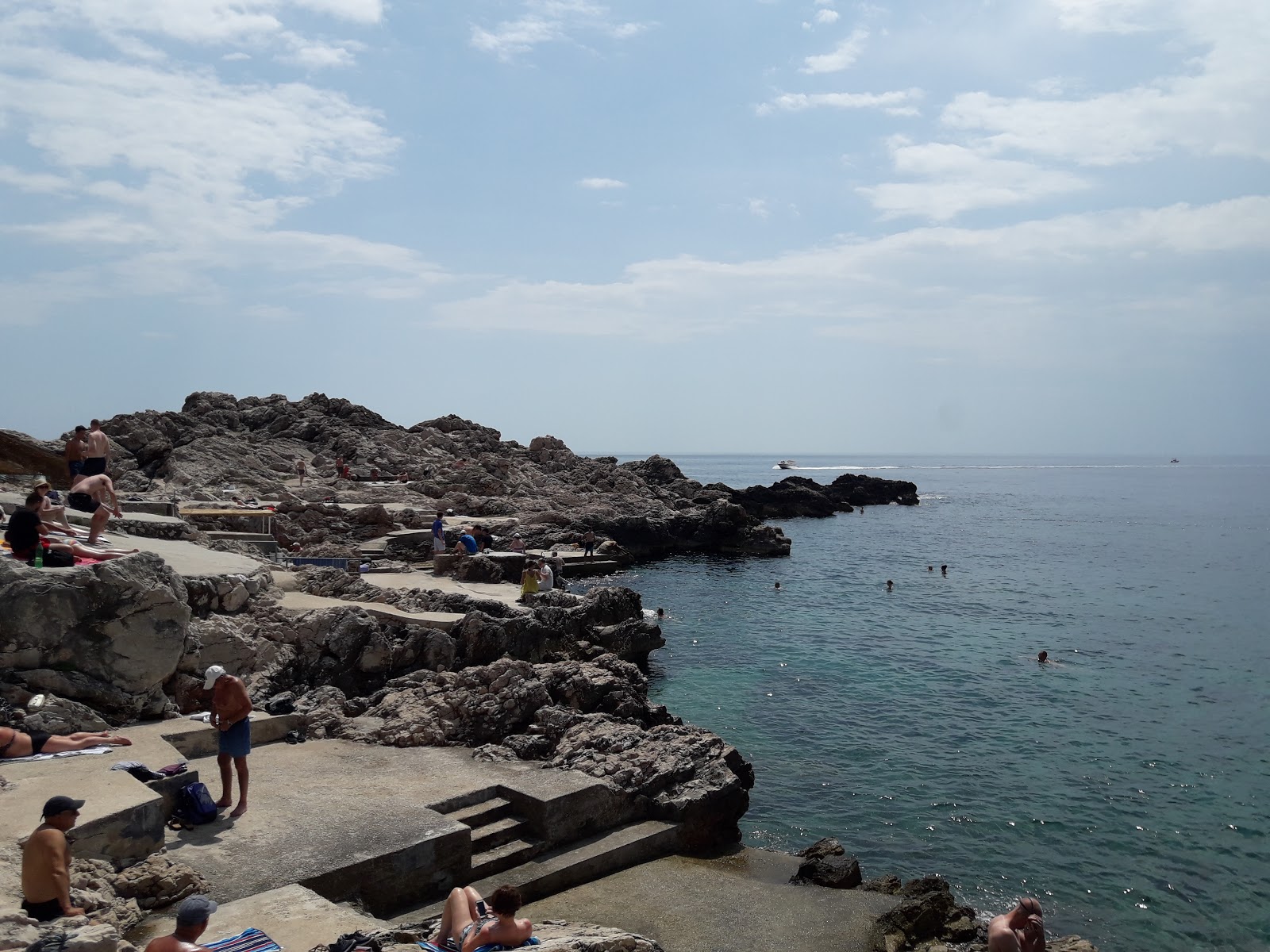 Photo de Dance beach entouré de montagnes