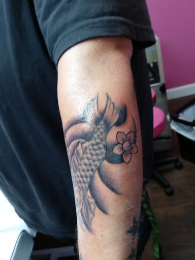 Explore cool hand tattoo ideas, creative tattoo ideas in Calhoun, available at Velvet Panther Tattoo and Piercing