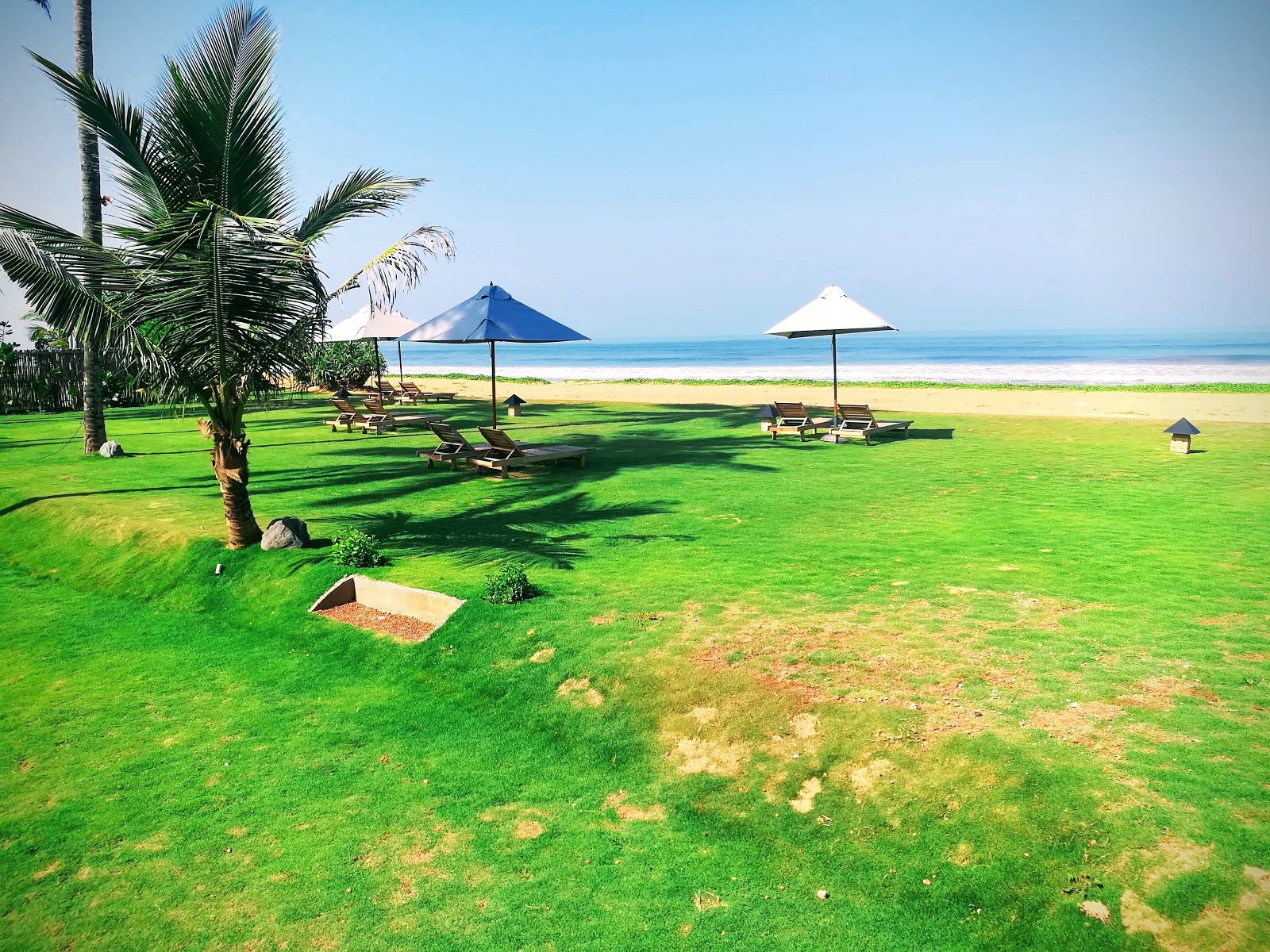 Foto de Dolphin hotel beach - lugar popular entre os apreciadores de relaxamento