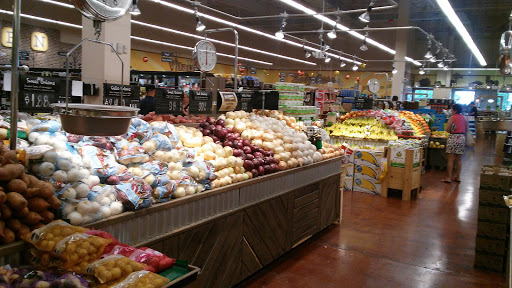 Grocery Store «Fresh Thyme Farmers Market- 82nd», reviews and photos, 4225 E 82nd St, Indianapolis, IN 46250, USA