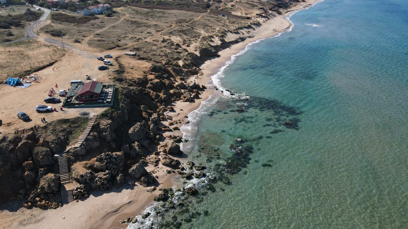 Foto de Dogancili Halk Plaji rodeado de montañas