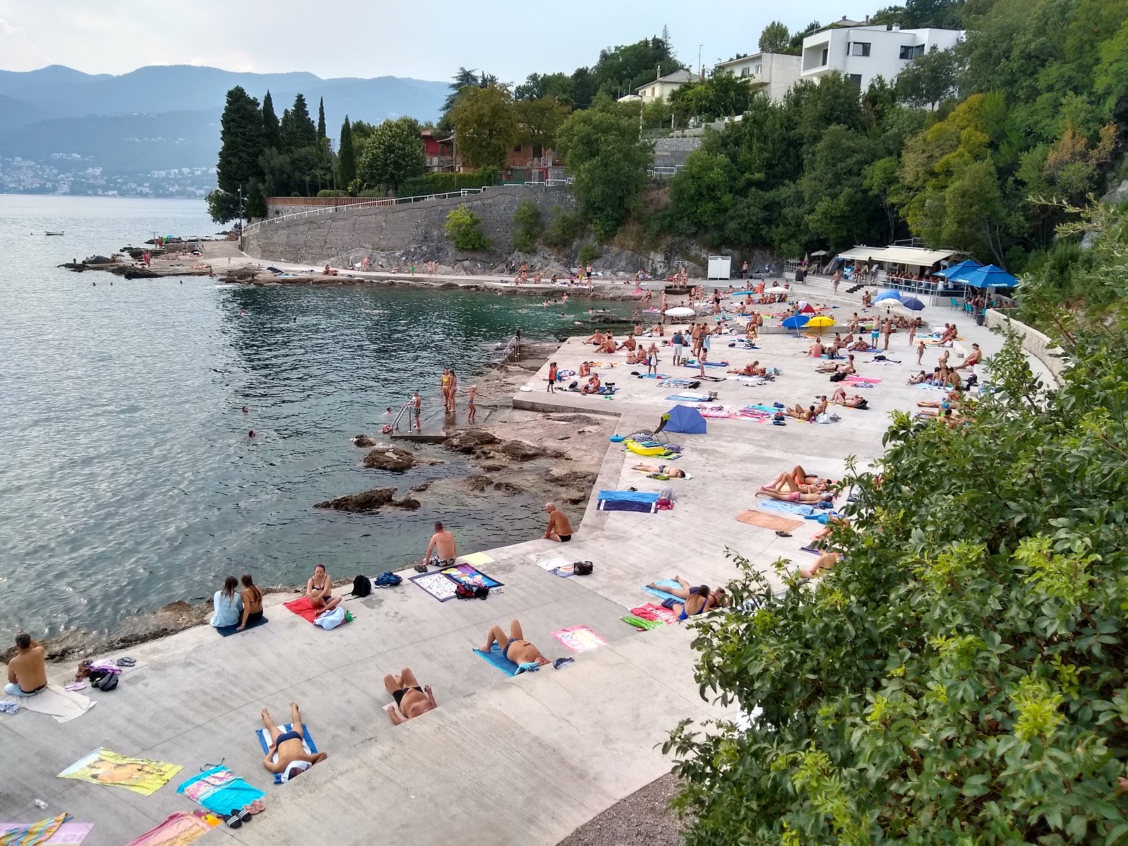Foto di Empeduja beach con una superficie del sabbia beige e ciottoli