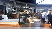 Atmosphère du Café Starbucks aéroport Lyon T1 à Colombier-Saugnieu - n°12