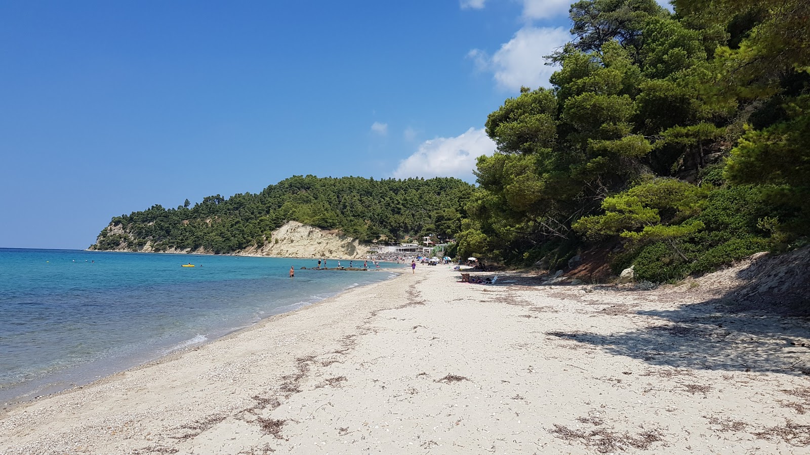 Foto de Elani beach respaldado por acantilados