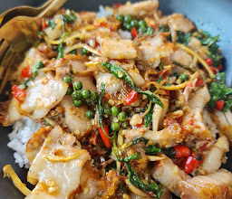 ข้าวหมูกรอบสะเทือนกราม photo