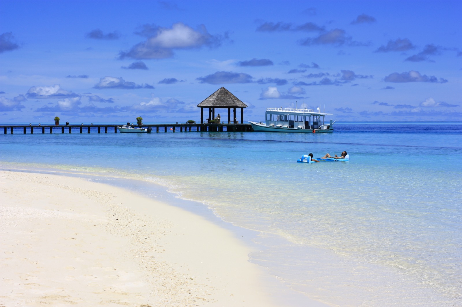 Foto de Playa de la Isla Komandoo con agua cristalina superficie