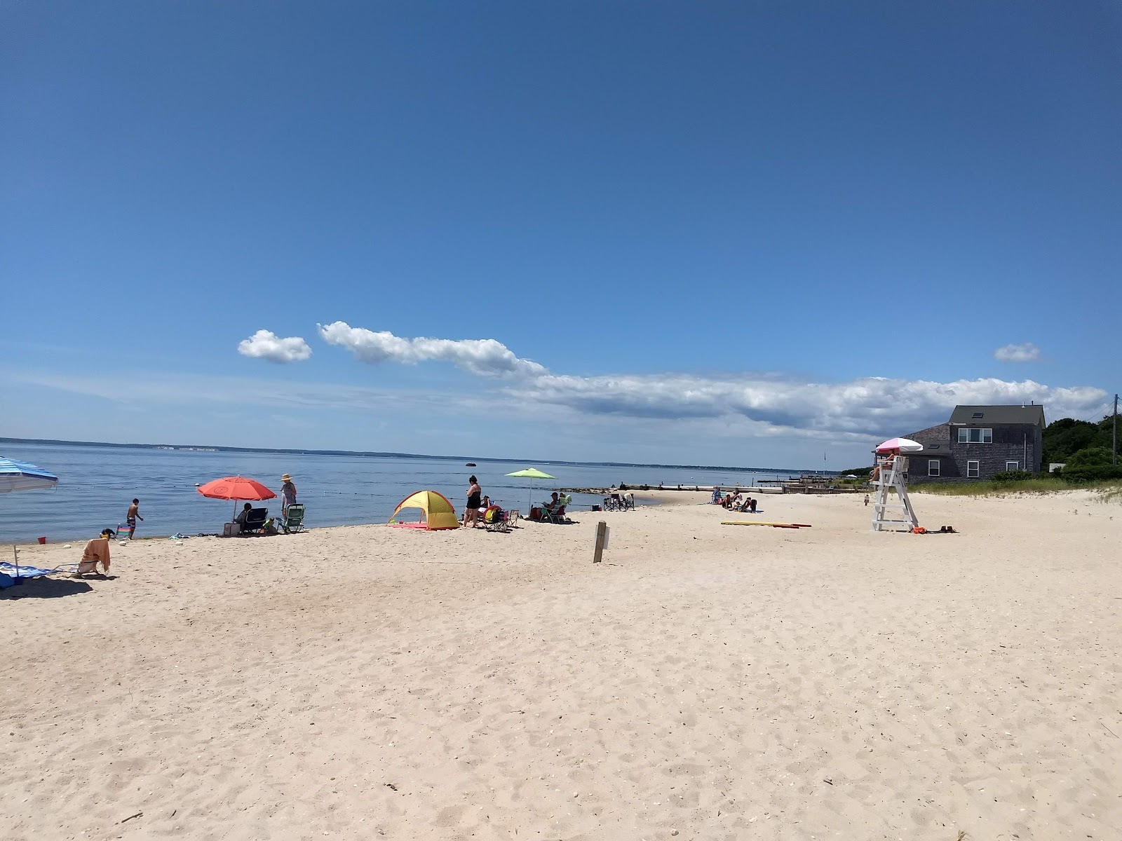 Foto di New Suffolk Beach con una superficie del sabbia beige