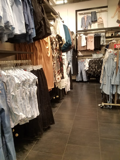Clothing Store «GUESS Factory», reviews and photos, 12801 W Sunrise Blvd #631, Sunrise, FL 33323, USA