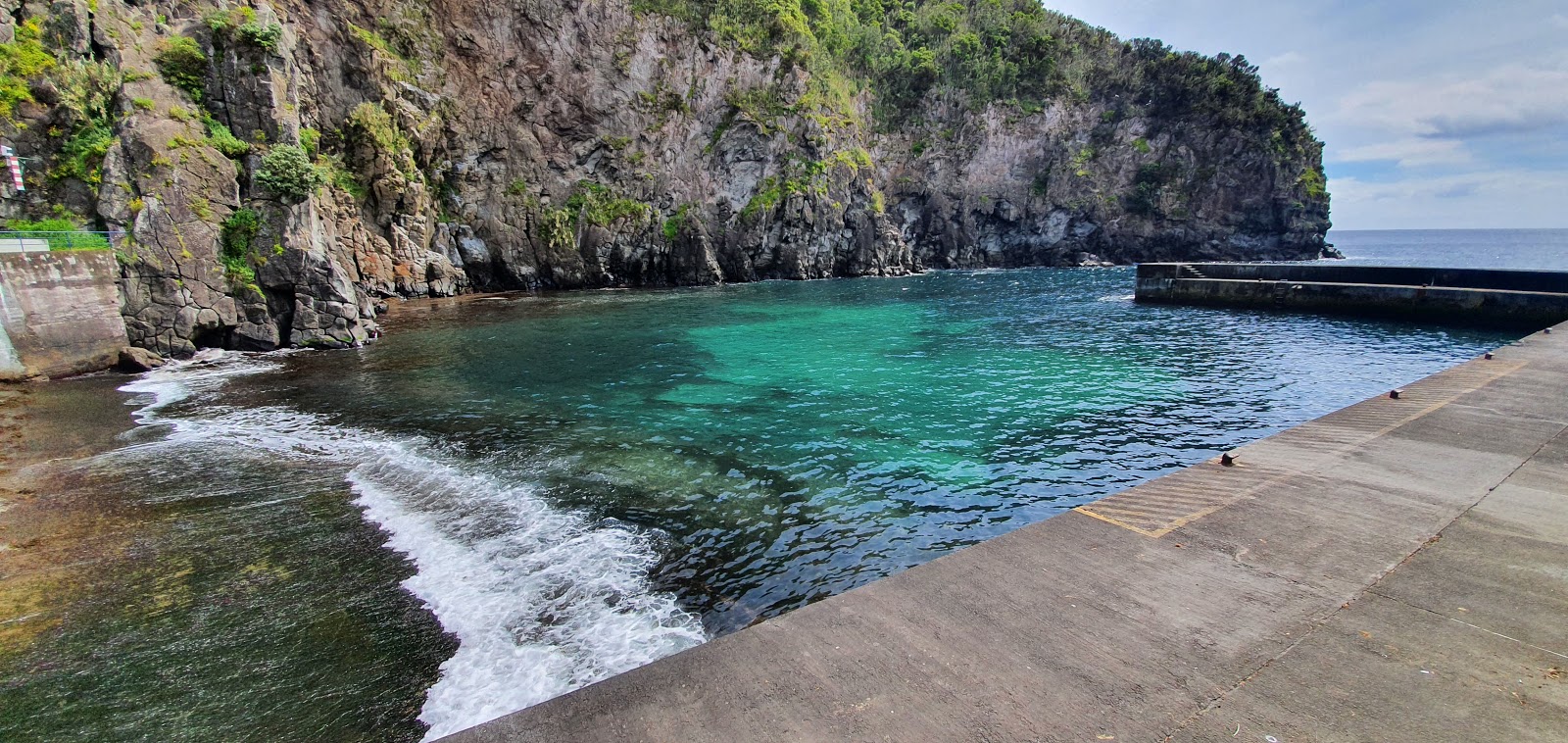 Foto von Piscina de Caloura von Klippen umgeben