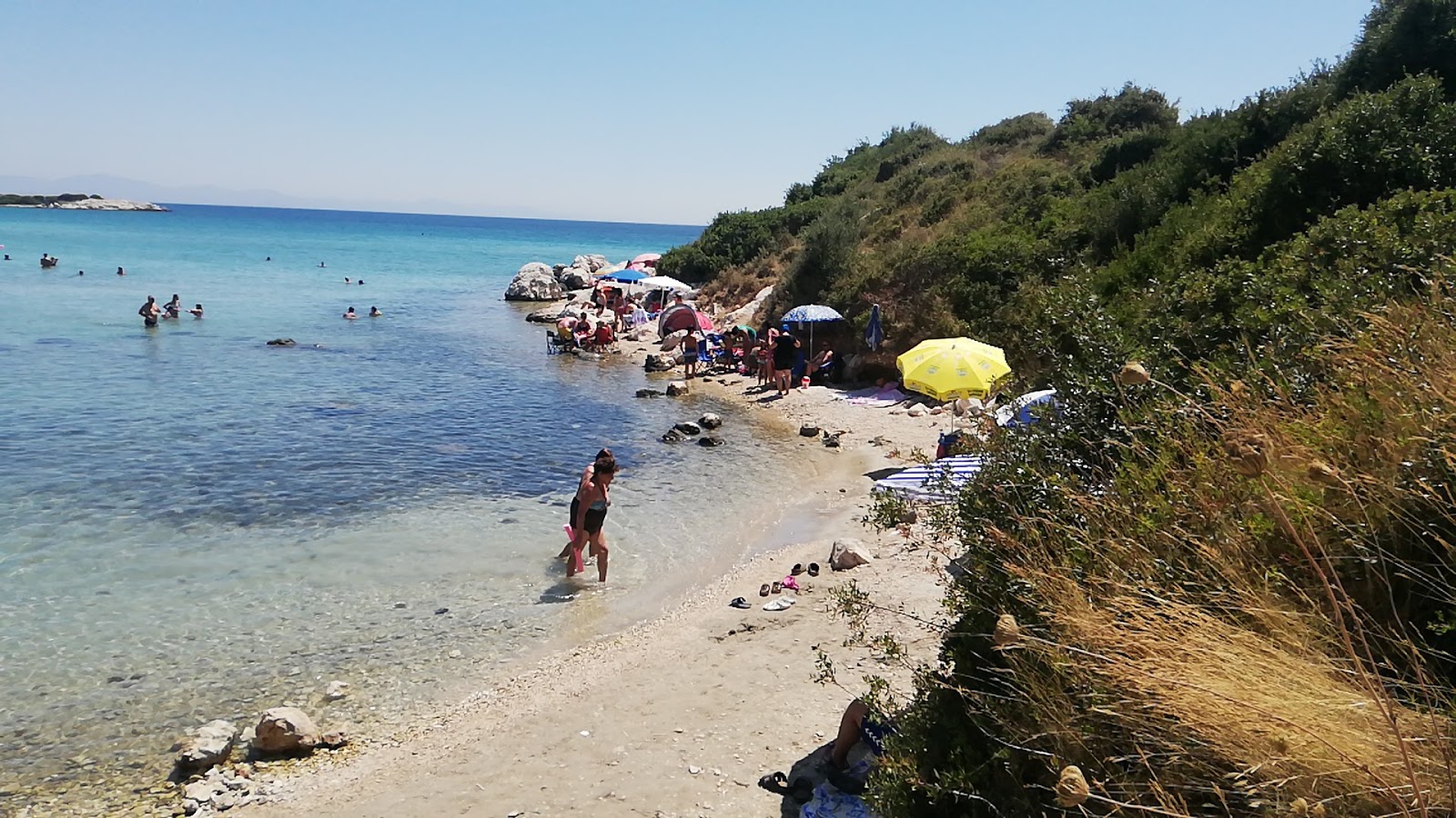 Foto di Cennetkoy beach con una superficie del sabbia beige e ciottoli