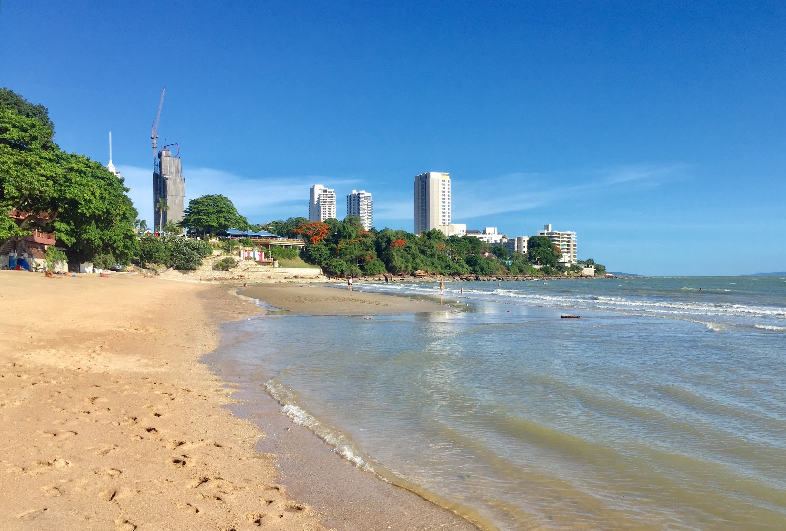 Foto de Paradise Beach com areia bege superfície