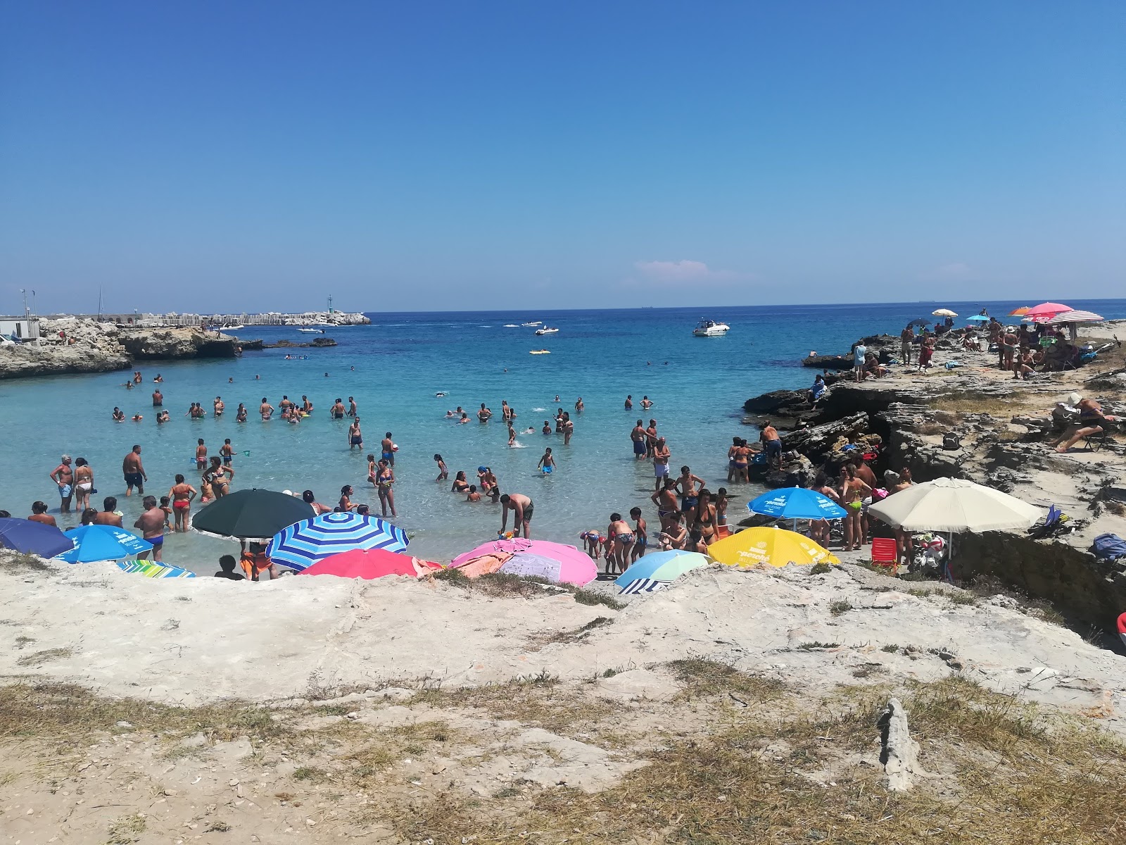 Fotografie cu Spiaggia della Strosa cu o suprafață de apă pură albastră