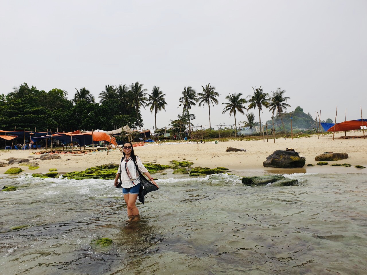 Foto de Nam O Beach e o assentamento