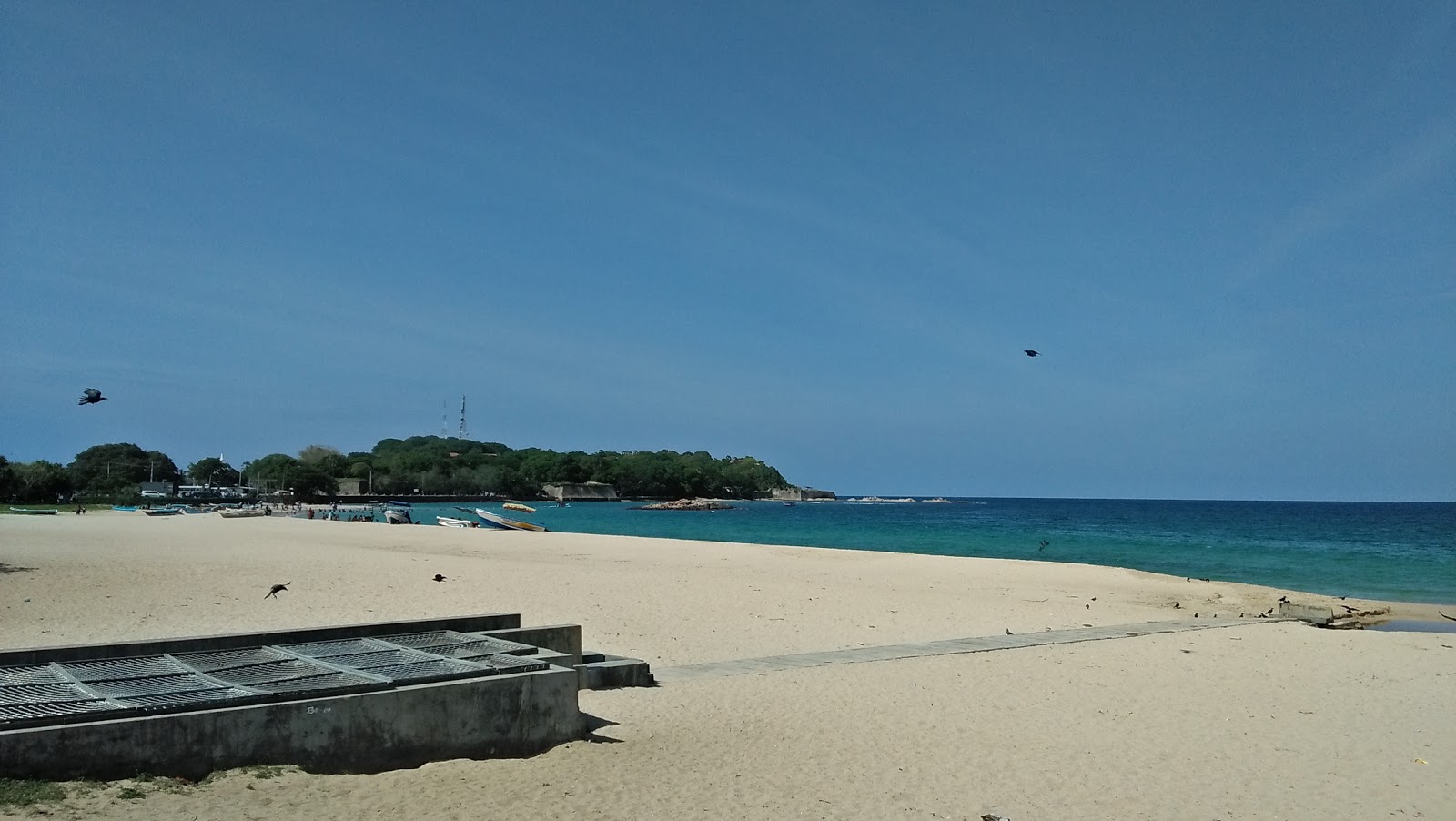 Photo de Public Beach Trincomalee avec l'eau cristalline de surface