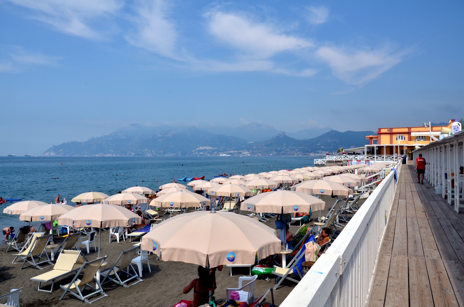 Foto di Spiaggia di Salerno
 con una superficie del sabbia beige