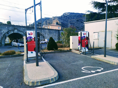 Borne de recharge de véhicules électriques Station de charge véhicule électrique CNR PZ Le Pouzin