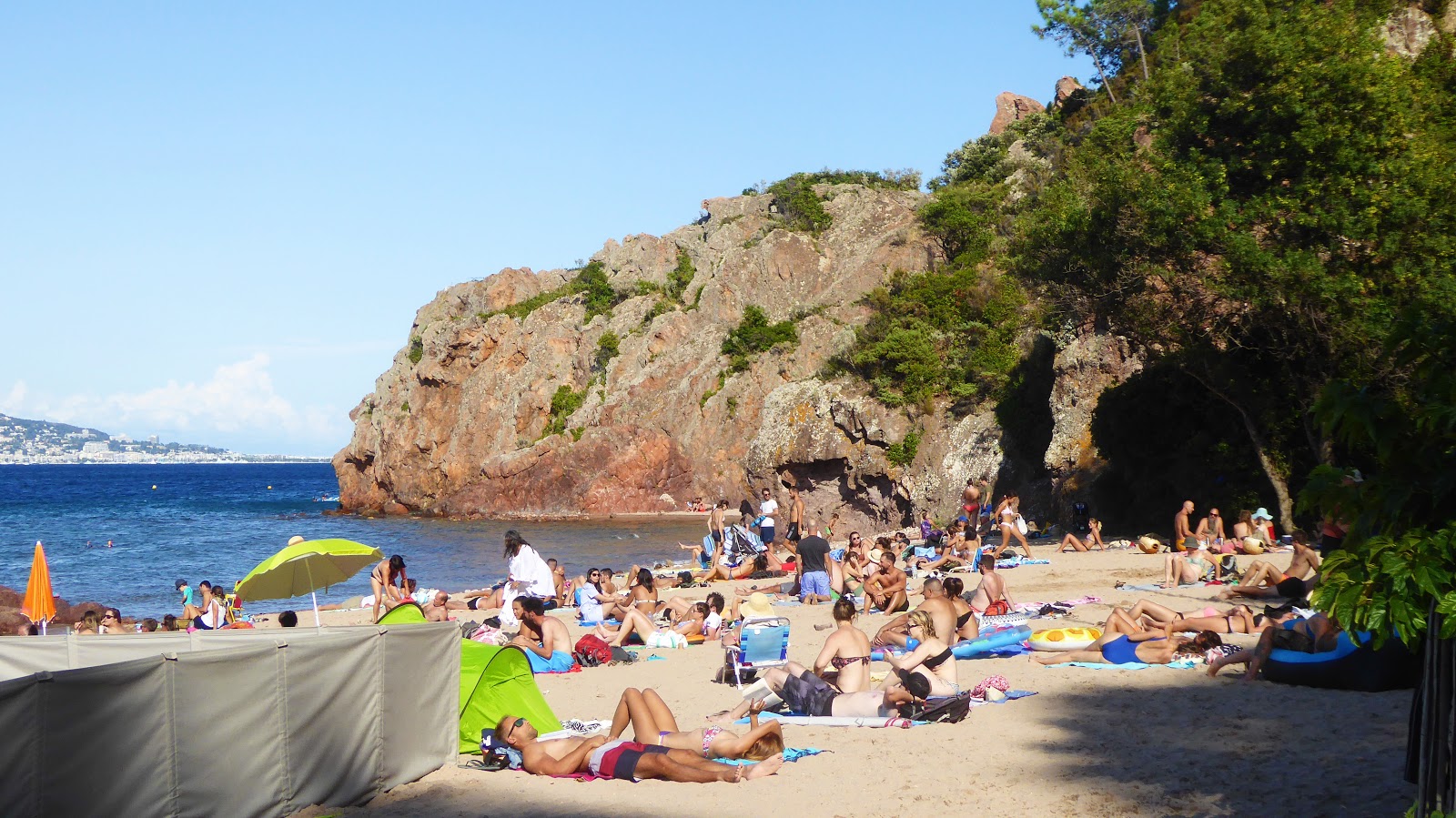 Plage de l'Aiguille'in fotoğrafı uçurumlarla desteklenmiş