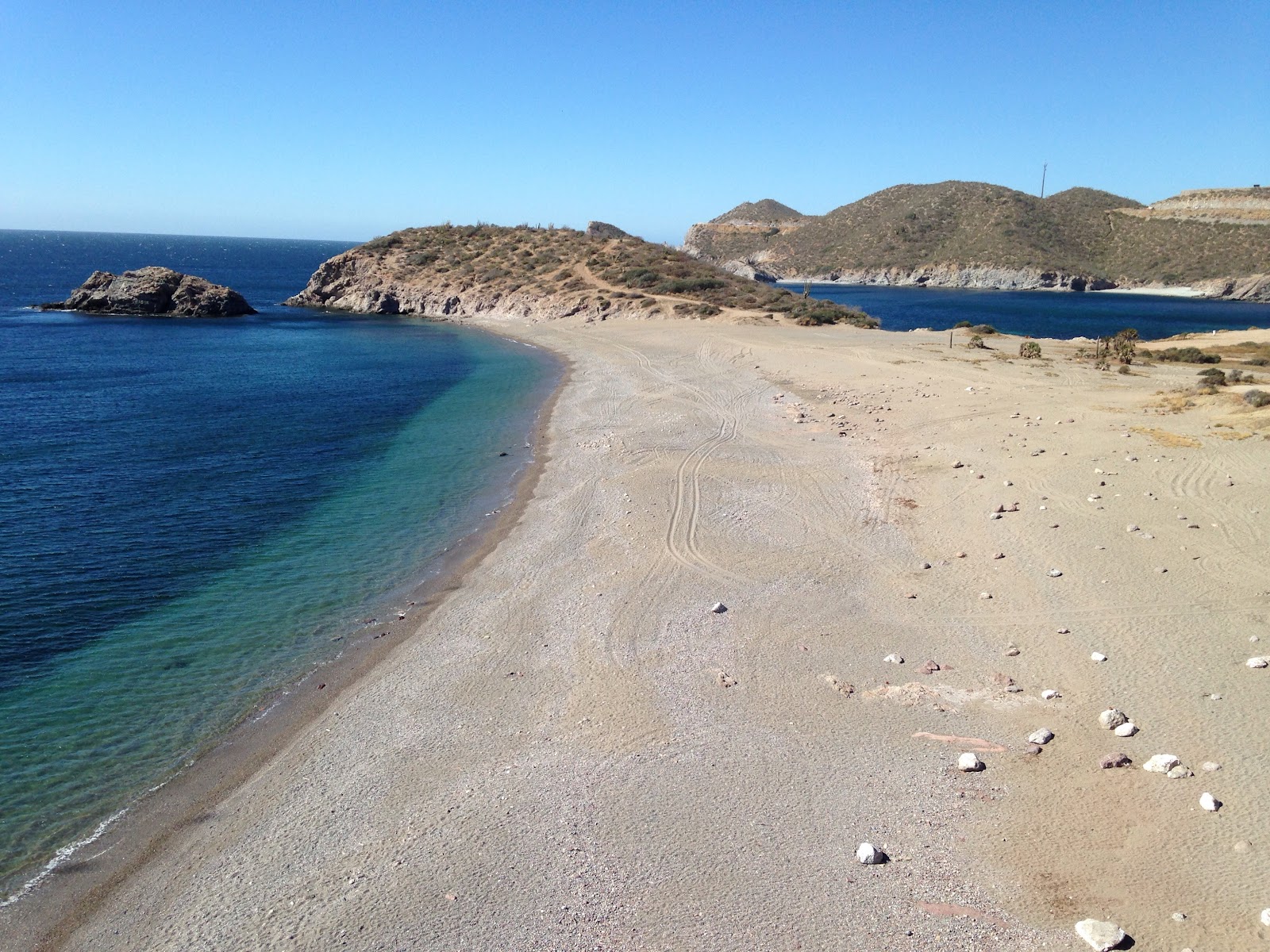 Foto de Piedras Pintas beach con pequeños guijarros beige superficie
