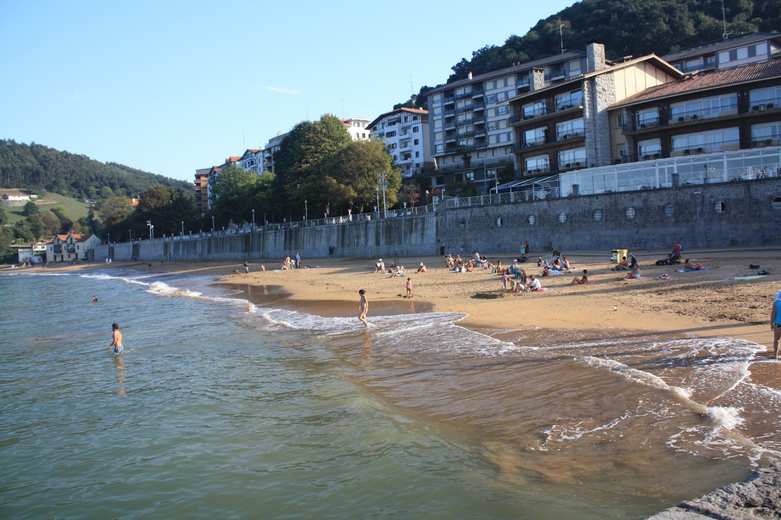 Zdjęcie Playa Lekeitio poparte klifami