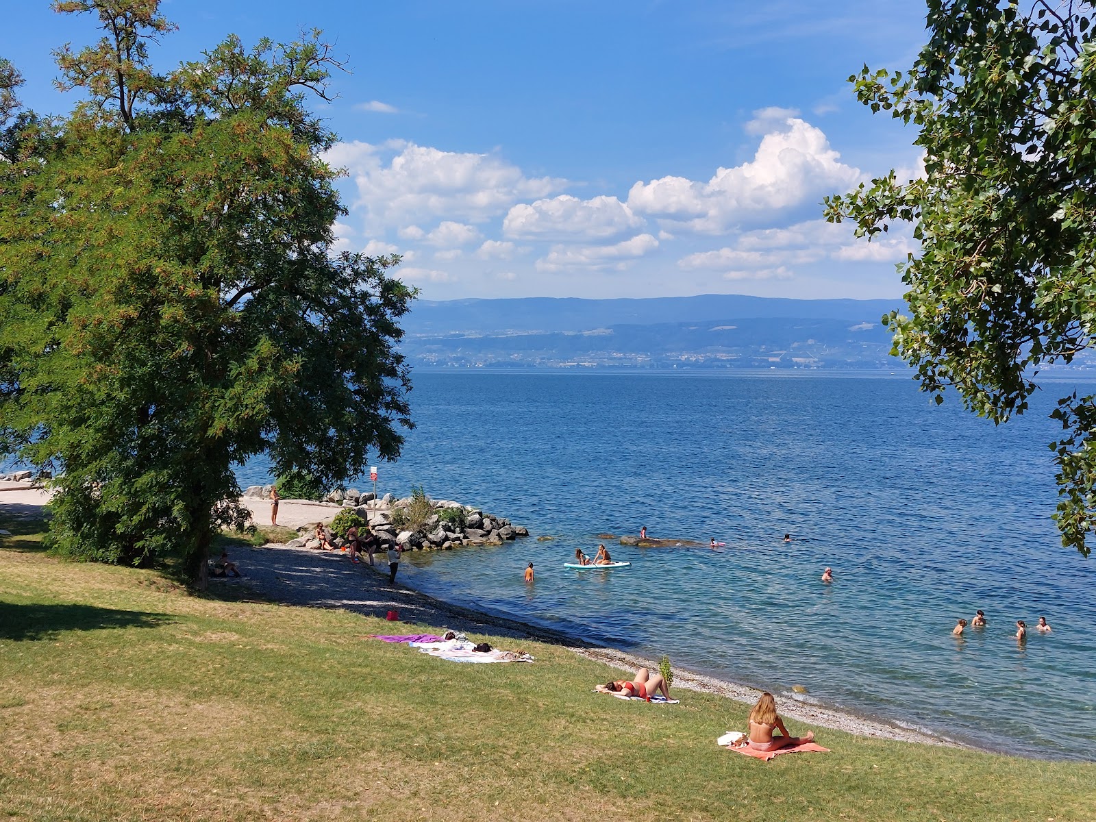 Φωτογραφία του Plage des Recorts με χόρτο επιφάνεια