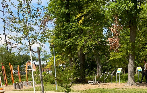 Mehrgenerationen-Spielplatz