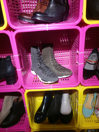 Stores to buy women's high boots Tel Aviv