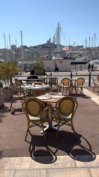 Atmosphère du Restaurant de spécialités à base de poisson-pêcheur Au Doyen à Marseille4:00PM - n°14