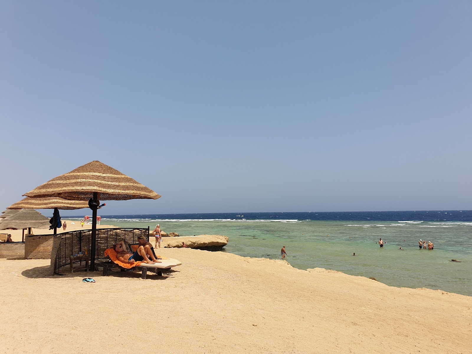 Φωτογραφία του Ghalib Beach με κάλυμμα σκυροδέματος επιφάνεια