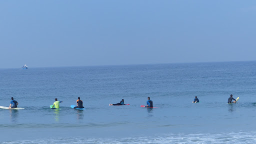 Chilli Surf School - בית ספר לגלישה בחוף הדולפינריום בתל אביב | מגוון קורסי גלישה בקבוצות או שיעורים פרטיים
