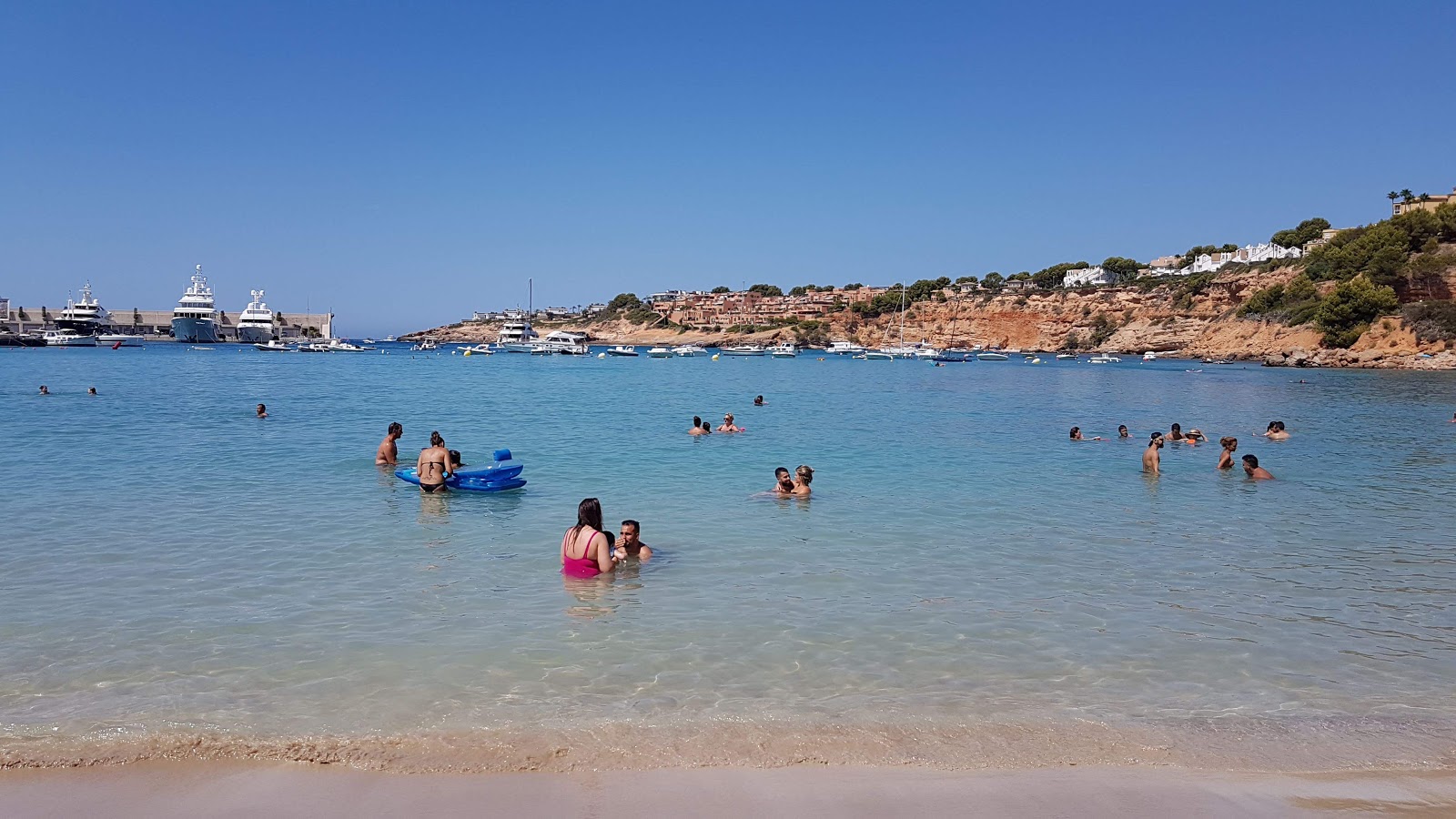 Fotografie cu Playa El Toro cu o suprafață de apa pură turcoaz