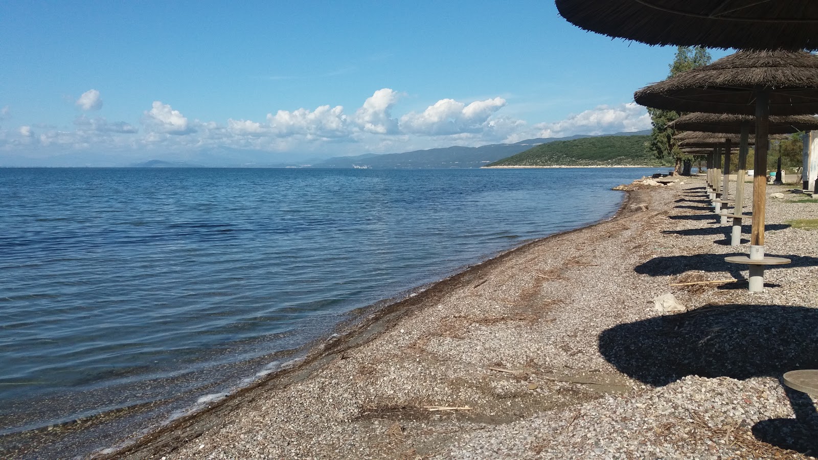 Foto de Boukas beach con pequeños guijarros grises superficie