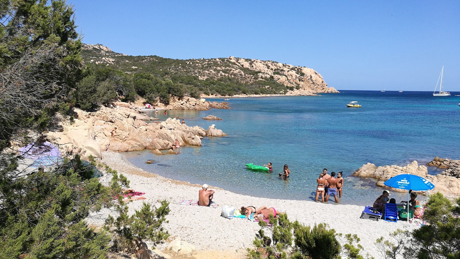 Foto von Cala Liccia mit beiger kiesel Oberfläche